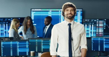 Borsa ofisinde çalışan mutlu tüccar ya da simsarların portresi. İş ekibinin arka planındaki kulaklığı kullanıyor. Yatırım Girişimcisi Ticaret Konsepti.