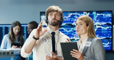 Borsa ofisinde çalışan çok ırklı tüccar ve simsarların portresi..