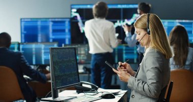 Borsa ofisinde çalışan çok ırklı tüccar ve simsarların portresi. Monitörler İlgili Bilgigrafikleri, Verileri ve Sayıları Görüntüler. Küresel Finans Konsepti