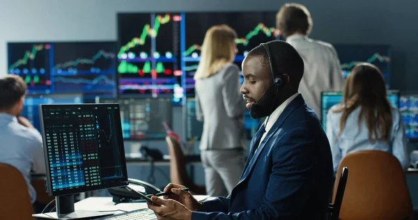 Retrato Del Comerciante Afroamericano Profesional Que Trabaja Oficina Bolsa Valores — Foto de Stock