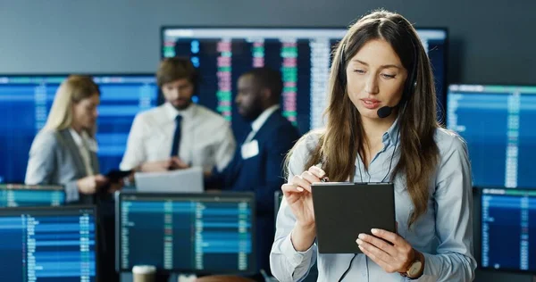 Återförsäljare Och Mäklare Köper Och Säljer Aktier Marknaden Globalt Finansiellt — Stockfoto