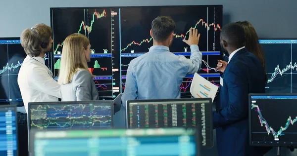 Återförsäljare Och Mäklare Köper Och Säljer Aktier Marknaden Globalt Finansiellt — Stockfoto