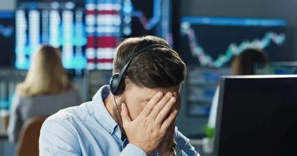 在证券交易所办公室工作的人的肖像 在他的商业团队背景下使用耳机和计算机 投资企业家贸易概念 — 图库照片