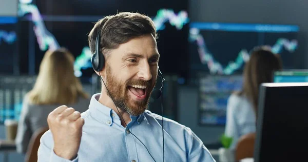 Porträt Eines Glücklichen Händlers Oder Brokers Der Börsenbüro Mit Headset — Stockfoto