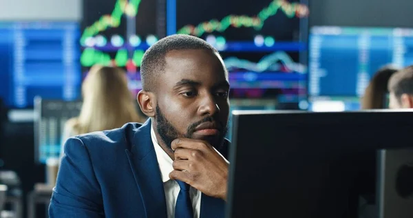 在证券交易办公室工作的非洲裔美国商人或经纪人的肖像 在他的商业团队背景下使用计算机 投资企业家贸易概念 — 图库照片
