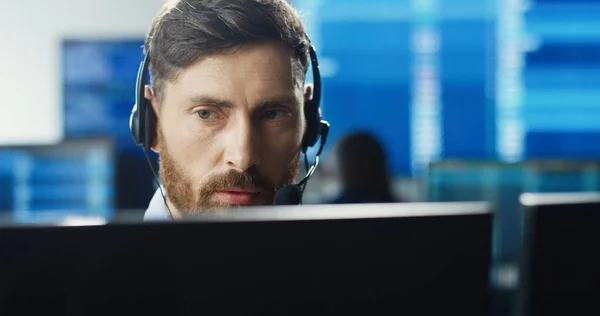 Porträt Eines Männlichen Händlers Oder Brokers Der Mit Headset Und — Stockfoto