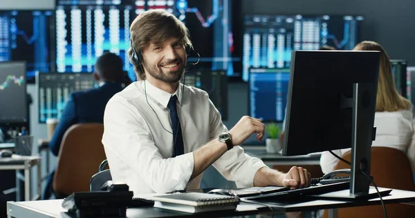 Mannelijke Handelaar Makelaar Werkzaam Beurs Kantoor Met Behulp Van Headset — Stockfoto