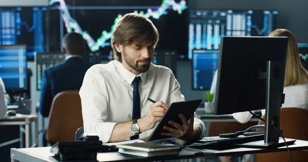 Comerciante Masculino Corretor Trabalhando Escritório Bolsa Valores Usando Tablet Digital — Fotografia de Stock