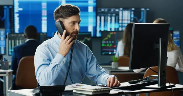 Comerciante Ações Masculino Trabalhando Escritório Bolsa Valores Telefone Falando Fundo — Fotografia de Stock