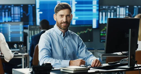 Männlicher Aktienhändler Der Börsenbüro Arbeitet Und Auf Den Hintergrund Seines — Stockfoto