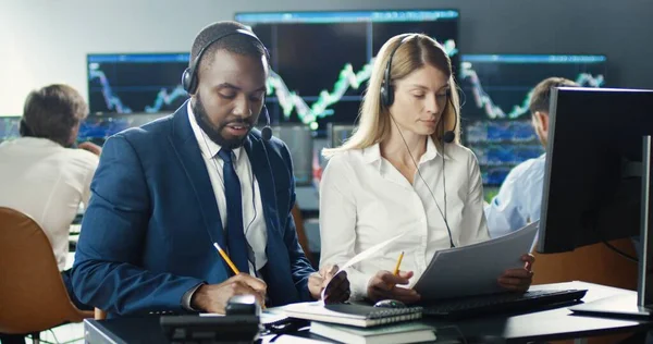 Händler Und Broker Kaufen Und Verkaufen Aktien Auf Dem Markt — Stockfoto