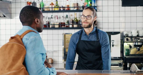 Beyaz Erkek Barmen Tezgahtaki Afrikalı Amerikalı Adamdan Sipariş Alıyor Karışık — Stok fotoğraf