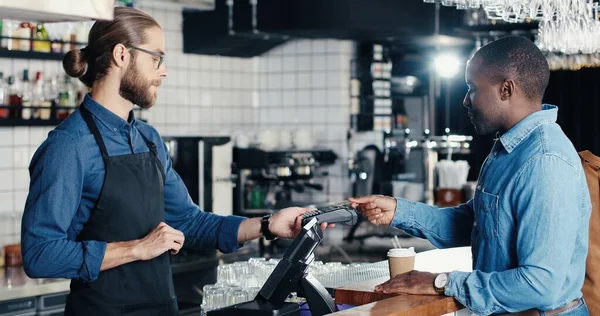 Glädjande Afroamerikansk Man Klient Café Betala Med Kreditkort Blandraser Kaukasisk — Stockfoto