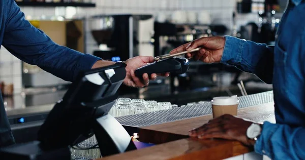 Nahaufnahme Der Hände Multiethnischer Barkeeper Und Kundenmänner Afroamerikanische Männliche Kunden — Stockfoto