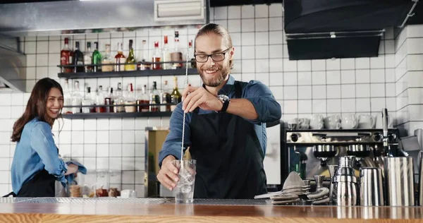 Kaukasische Junge Gutaussehende Und Fröhliche Mann Barkeeper Bereitet Alkohol Trinken — Stockfoto