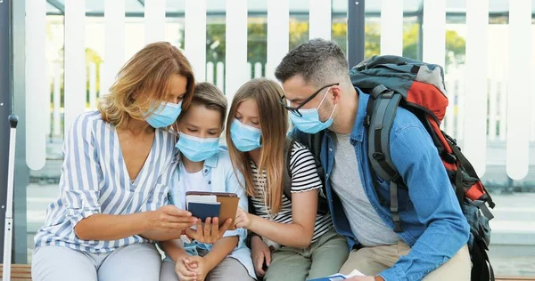 Vit Lycklig Familj Medicinska Masker Sitter Busshållplatsen Och Letar Efter — Stockfoto