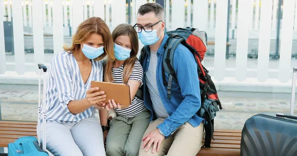 의료용 마스크를 정류장에 태블릿 기기의 경로를 부모들은 여행을 기다리거나 물건을 — 스톡 사진