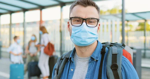 Retrato Hombre Caucásico Guapo Gafas Máscara Médica Mirando Hacia Atrás — Foto de Stock