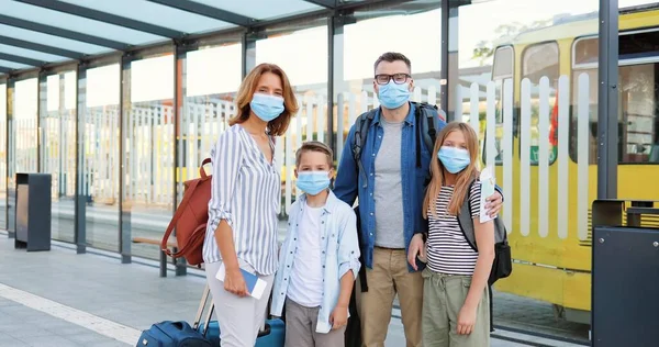 Porträtt Vit Lycklig Familj Medicinska Masker Och Med Resväskor Som — Stockfoto