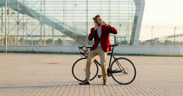 Muž Ležérní Pohledný Cyklista Červené Bundě Sedí Kole Popíjí Horký — Stock fotografie