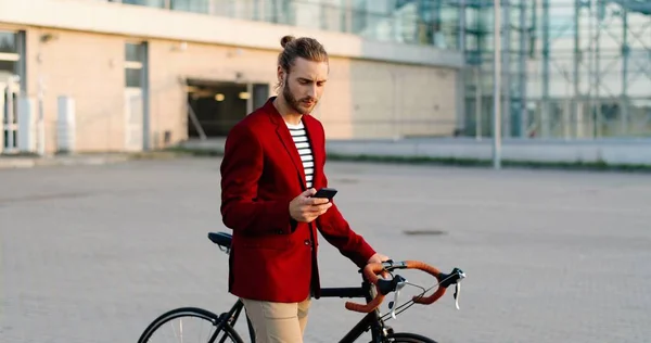 Běloch Muž Cyklista Ležérním Stylu Červené Bundy Vedoucí Kolo Klepání — Stock fotografie