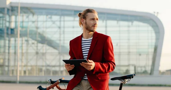 Mladý Běloch Usmál Když Stál Kola Používal Tabletu Stylový Chlap — Stock fotografie