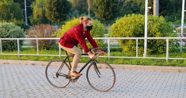 Kaukasischer Junger Stylischer Männlicher Radfahrer Roter Freizeitjacke Und Maske Der — Stockfoto