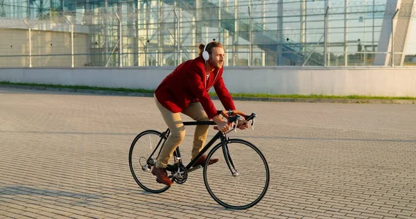 Kavkazský Mladý Stylový Muž Cyklista Červené Neformální Bundě Sluchátka Kole — Stock fotografie