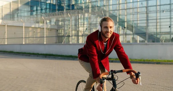 Běloch Veselý Mladý Stylový Muž Cyklista Červené Ležérní Bundě Sluchátka — Stock fotografie