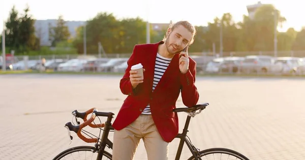 Muž Ležérní Pohledný Cyklista Červené Bundě Opírající Kolo Popíjející Horký — Stock fotografie