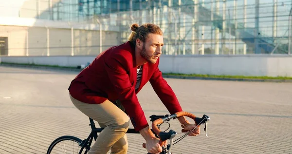 Kaukasisch Eleganter Männlicher Radfahrer Roter Freizeitjacke Der Auf Einer Straße — Stockfoto