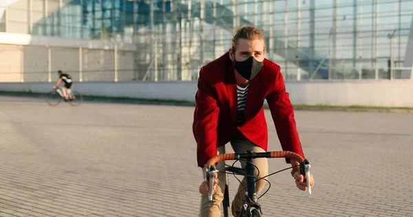 Kavkazský Stylový Mužský Cyklista Červené Neformální Bundě Masce Kole Městě — Stock fotografie