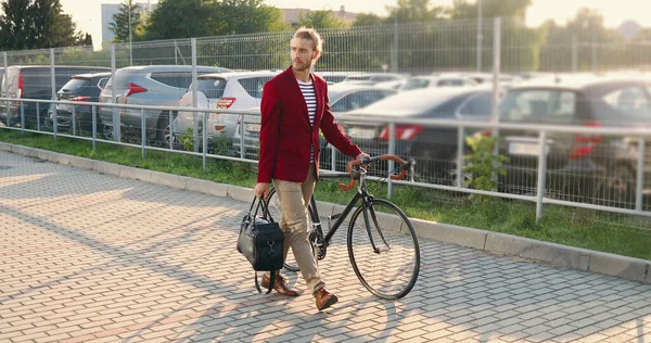 Rozrušený Běloch Mladý Pohledný Stylový Muž Červené Bundě Taškou Procházející — Stock fotografie