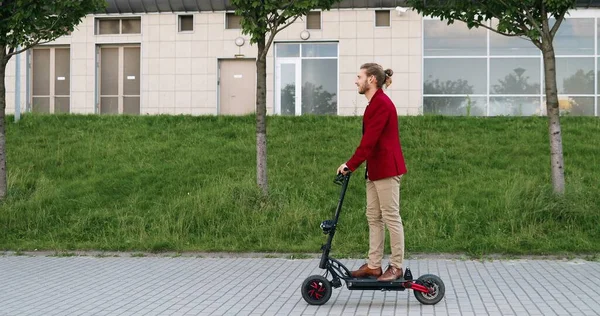 Kaukázusi Vidám Elegáns Fiatalember Piros Dzsekiben Elektromos Robogóval Még Mindig — Stock Fotó