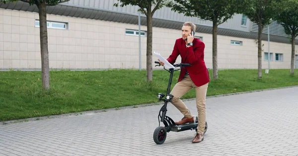 Caucasiano Jovem Homem Negócios Elegante Scooter Elétrico Falando Telefone Celular — Fotografia de Stock