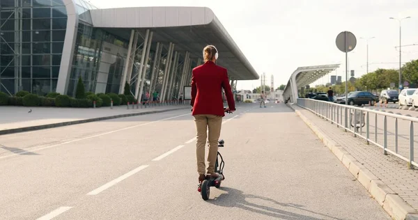 Traseira Alegre Jovem Caucasiano Bonito Homem Fones Ouvido Montando Scooter — Fotografia de Stock