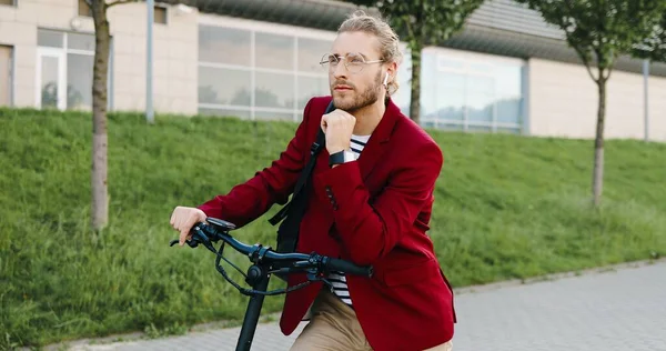 Porträt Eines Kaukasischen Gutaussehenden Jungen Mannes Roter Jacke Und Brille — Stockfoto