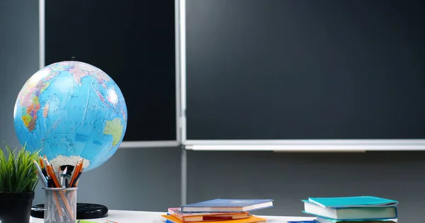 Vissza az iskolába könyvekkel, ceruzákkal és Globe modellel az asztalon. A tanulmányi oktatás fogalma — Stock Fotó