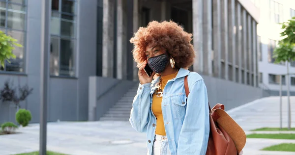 Kıvırcık Saçlı Maskeli Sokakta Telefonla Konuşan Afro Amerikalı Genç Şık — Stok fotoğraf