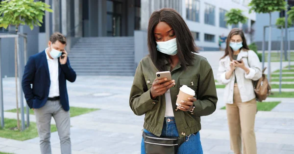 Eine Junge Afroamerikanerin Mit Medizinischer Maske Steht Auf Der Straße — Stockfoto