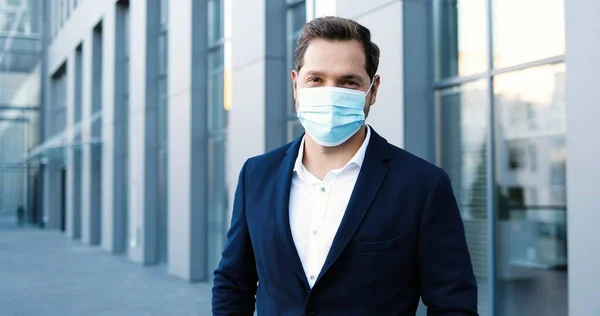 Retrato Joven Hombre Negocios Caucásico Con Estilo Máscara Médica Mirando —  Fotos de Stock