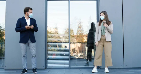 Uomo Donna Caucasici Stile Business Maschere Mediche Piedi Distanza Sociale — Foto Stock