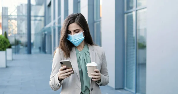 Joven Mujer Negocios Bonita Caucásica Máscara Médica Caminando Por Calle — Foto de Stock