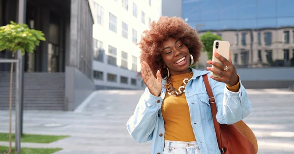 아프리카계 미국인아름다운 미소짓는 여성이 웹캠을 밖에서 핸드폰으로 말하는 — 스톡 사진