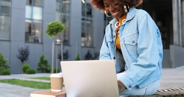 Ung Afroamerikansk Lockigt Vacker Kvinna Sitter Bänken Arbetar Bärbar Dator — Stockfoto