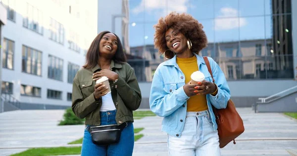 아프리카계 미국인젊고 아름다운 여성들 친구들은 명랑하게 말하고 커피를 마시며 도시의 — 스톡 사진