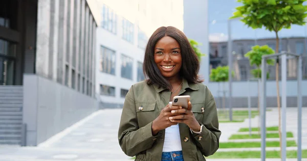 Afroamerikansk Glad Ung Snygg Kvinna Knacka Eller Rulla Smartphone Och — Stockfoto