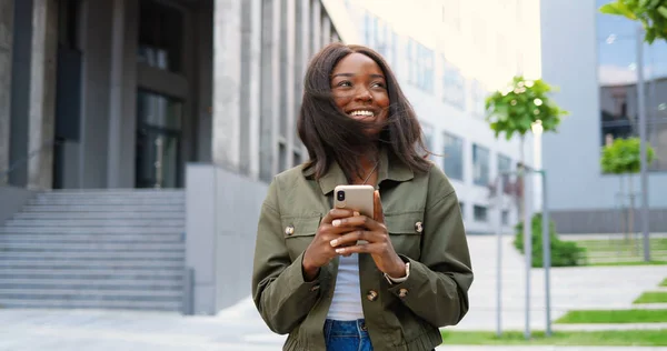 아프리카계 미국인즐거운 스마트폰으로 두드리거나 스크롤을 시가지에 — 스톡 사진