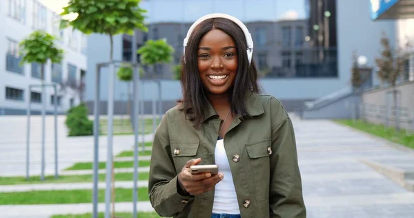 Veselá Mladá Afroameričanka Krásná Žena Sluchátkách Vesele Usmívá Ulici Poslouchá — Stock fotografie