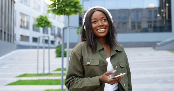 Glada Unga Afroamerikanska Vackra Kvinna Hörlurar Ler Glatt Stadens Gata — Stockfoto